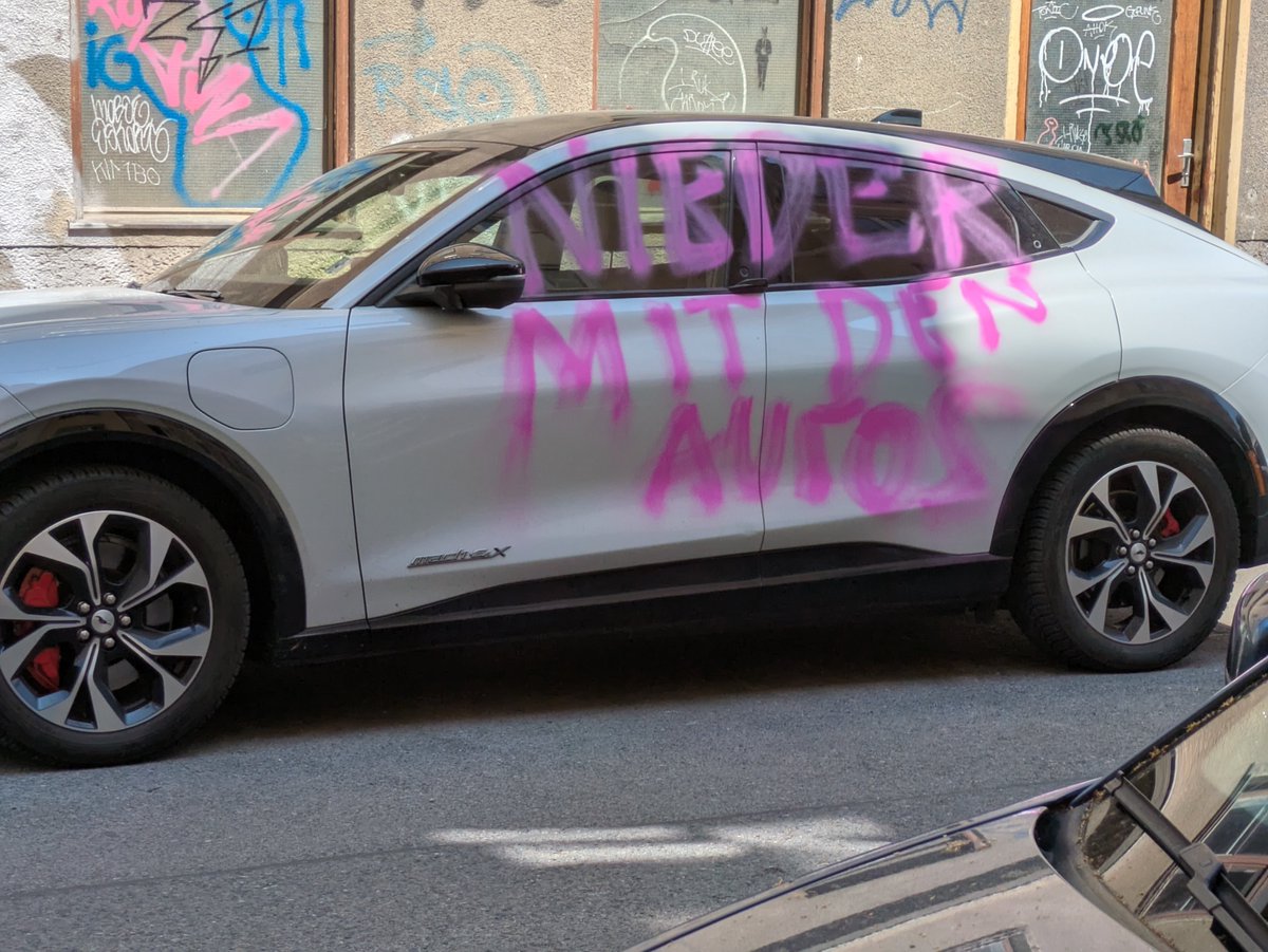 HelmutMhlberge1's tweet image. Das ist noch dazu ein E-Auto, wohl die selben Intelligenzler die Öl auf die Straße schütteten um die Umwelt zu retten.
