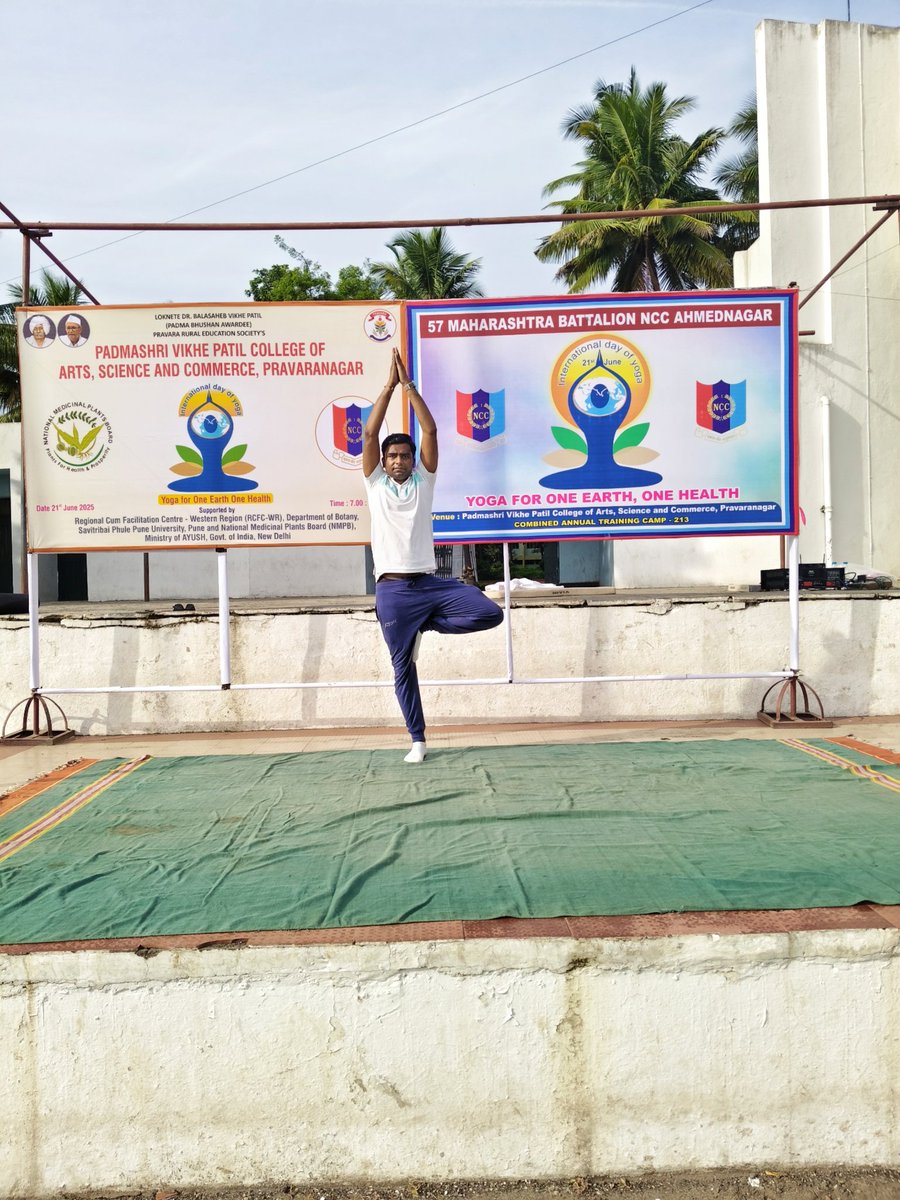 rklodha's tweet image. योग: कर्मसु कौशलम्
आप सभी को अंतरराष्ट्रीय योग दिवस की हार्दिक शुभकामनाएँ। योग करते रहिए स्वयं को मानसिक और शारीरिक रूप से स्वस्थ रखिए!
योगा से ही होगा ✌️Happy to be part of World record  on this #Internationalyogaday 😇 
#योगदिवस #HarGharYOGA 
#yogaforoneearthonehealth #habuild