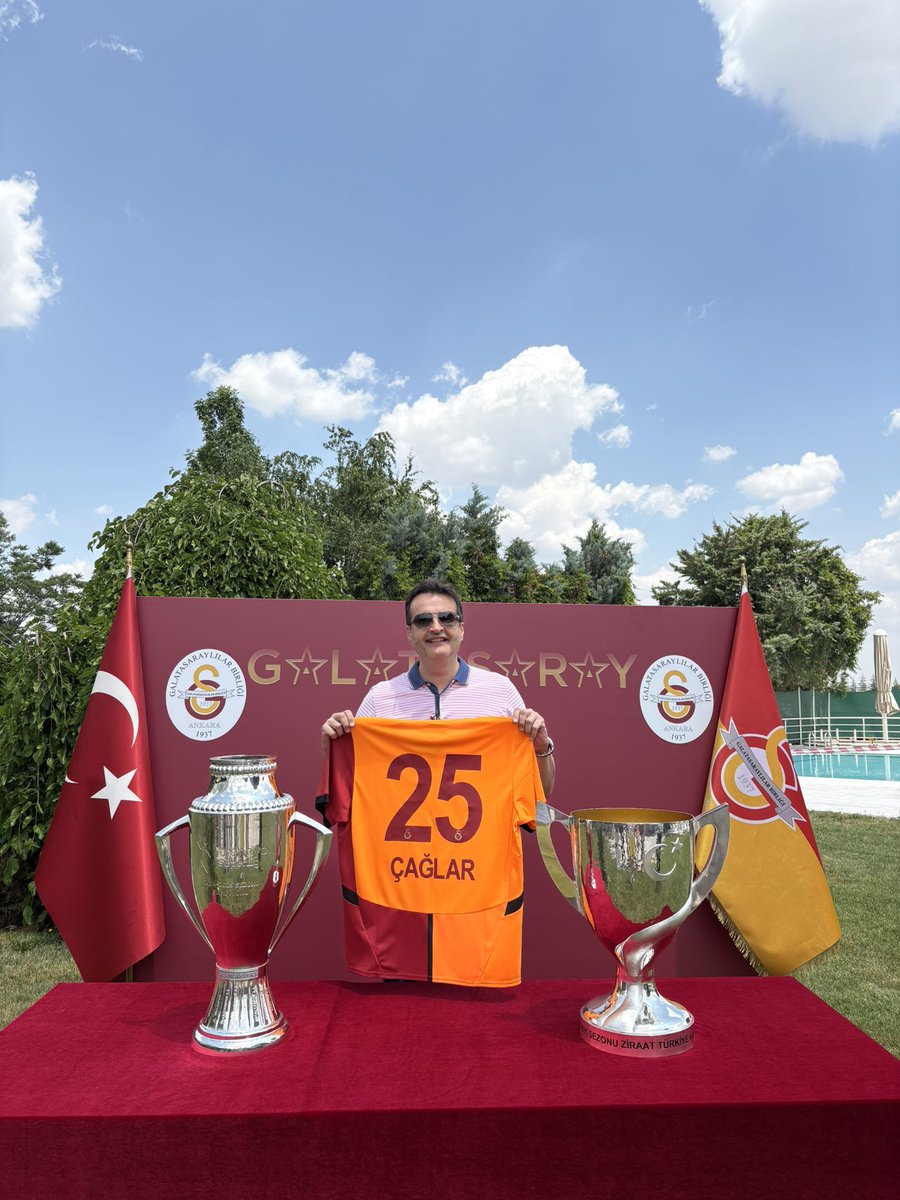 Bu bir gelenek. Şanlı #Galatasaray’ımızın bu sene kazandığı kupalarla zaferlerimizi bu kez de Ankara’da kutladık.
💛🏆🏆❤️