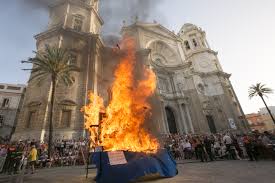 📚"Tira al #Juanillo por el patinillo, tira lo que no quieras a la #candela"... menos los #libros, que si no los quieres, o ya no tienes sitio, los puedes donar a cualquiera de nuestras #bibliotecas (siempre que cumplan los requisitos de nuestro #reglamento
#FiestadelosJuanillos