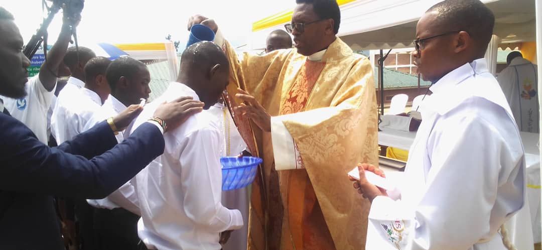 Uburezi (@uburezi1) on Twitter photo Mugitambo cya Misa cyo kwizihiza umunsi mukuru wa <a href="/Fr_Ramon_K_TVET/">Father Ramon KABUGA Technical Secondary School</a>, abanyeshuri bahawe isakaramentu rya Batisimu ndetse banahabwa iryo Gukomezwa.<a href="/R_CyizaEdmond_M/">Fr. Edmond Marie RUDAHUNGA CYIZA</a>, <a href="/KabgayiOf/">Diocese of Kabgayi</a>, <a href="/Kinyamateka_KM/">KINYAMATEKA</a>,<a href="/REBRwanda/">Rwanda Basic Education Board</a>, <a href="/Kamonyi/">Kamonyi District</a> Mugitambo cya Misa cyo kwizihiza umunsi mukuru wa <a href="/Fr_Ramon_K_TVET/">Father Ramon KABUGA Technical Secondary School</a>, abanyeshuri bahawe isakaramentu rya Batisimu ndetse banahabwa iryo Gukomezwa.<a href="/R_CyizaEdmond_M/">Fr. Edmond Marie RUDAHUNGA CYIZA</a>, <a href="/KabgayiOf/">Diocese of Kabgayi</a>, <a href="/Kinyamateka_KM/">KINYAMATEKA</a>,<a href="/REBRwanda/">Rwanda Basic Education Board</a>, <a href="/Kamonyi/">Kamonyi District</a>