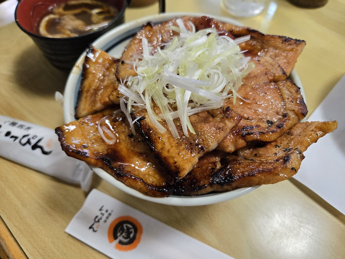 スイフトで５日間北海道を巡ります🙋
今日はノーザンホースパークで馬を見て、豚丼食べて、今から帯広競馬場のばんえい競馬です✨
#十勝豚丼いっぴん 
#ノーザンホースパーク 
#スイフト