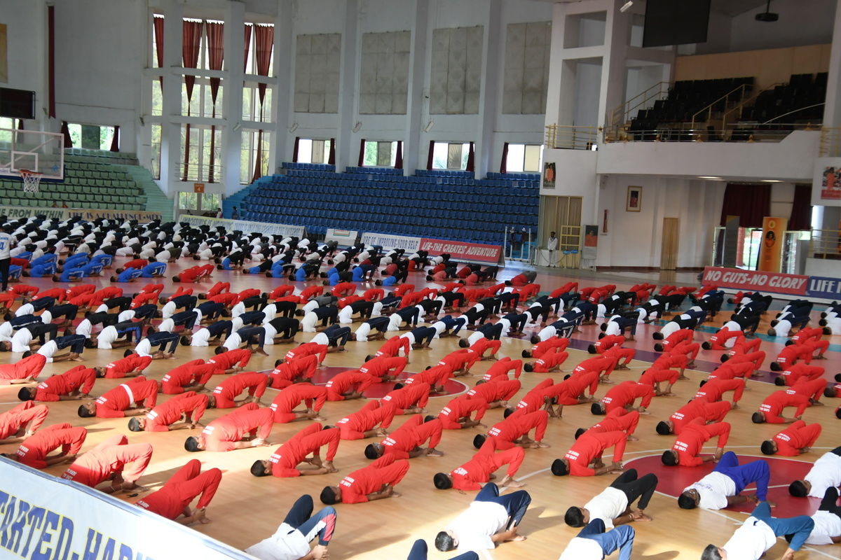 SSSIHL's tweet image. #InternationalDayofYoga2025 was celebrated at Prasanthi Nilayam with energizing #Yoga , inspiring talks & soulful unity by students & staff of Sai institutions. Yoga for the body, mind & spirit! IDY 2025
For more: sssihl.edu.in/sssihl-int-yog…