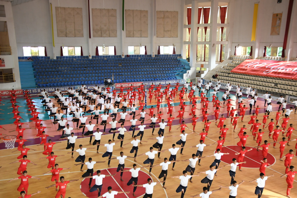 SSSIHL's tweet image. #InternationalDayofYoga2025 was celebrated at Prasanthi Nilayam with energizing #Yoga , inspiring talks & soulful unity by students & staff of Sai institutions. Yoga for the body, mind & spirit! IDY 2025
For more: sssihl.edu.in/sssihl-int-yog…