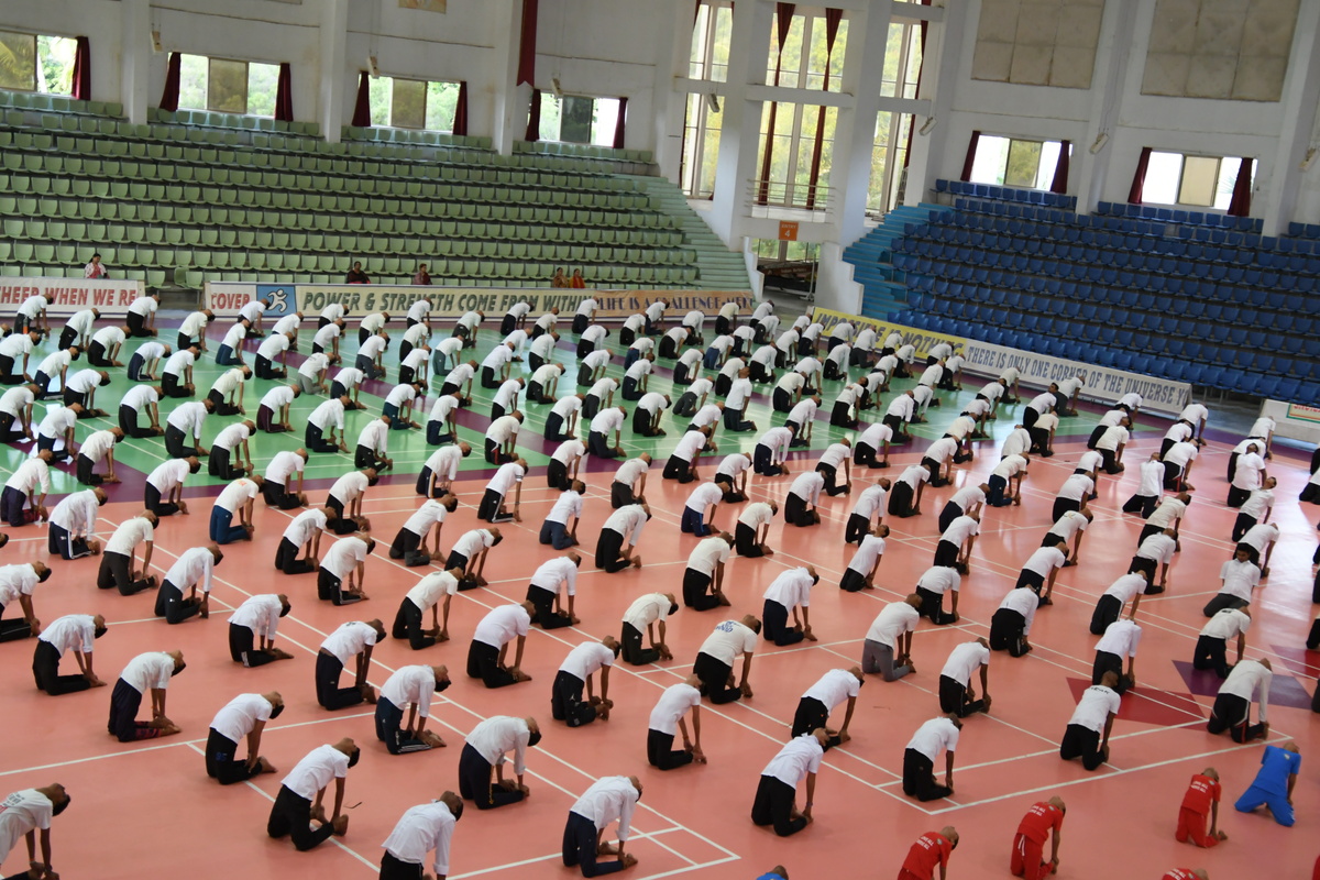 SSSIHL's tweet image. #InternationalDayofYoga2025 was celebrated at Prasanthi Nilayam with energizing #Yoga , inspiring talks & soulful unity by students & staff of Sai institutions. Yoga for the body, mind & spirit! IDY 2025
For more: sssihl.edu.in/sssihl-int-yog…