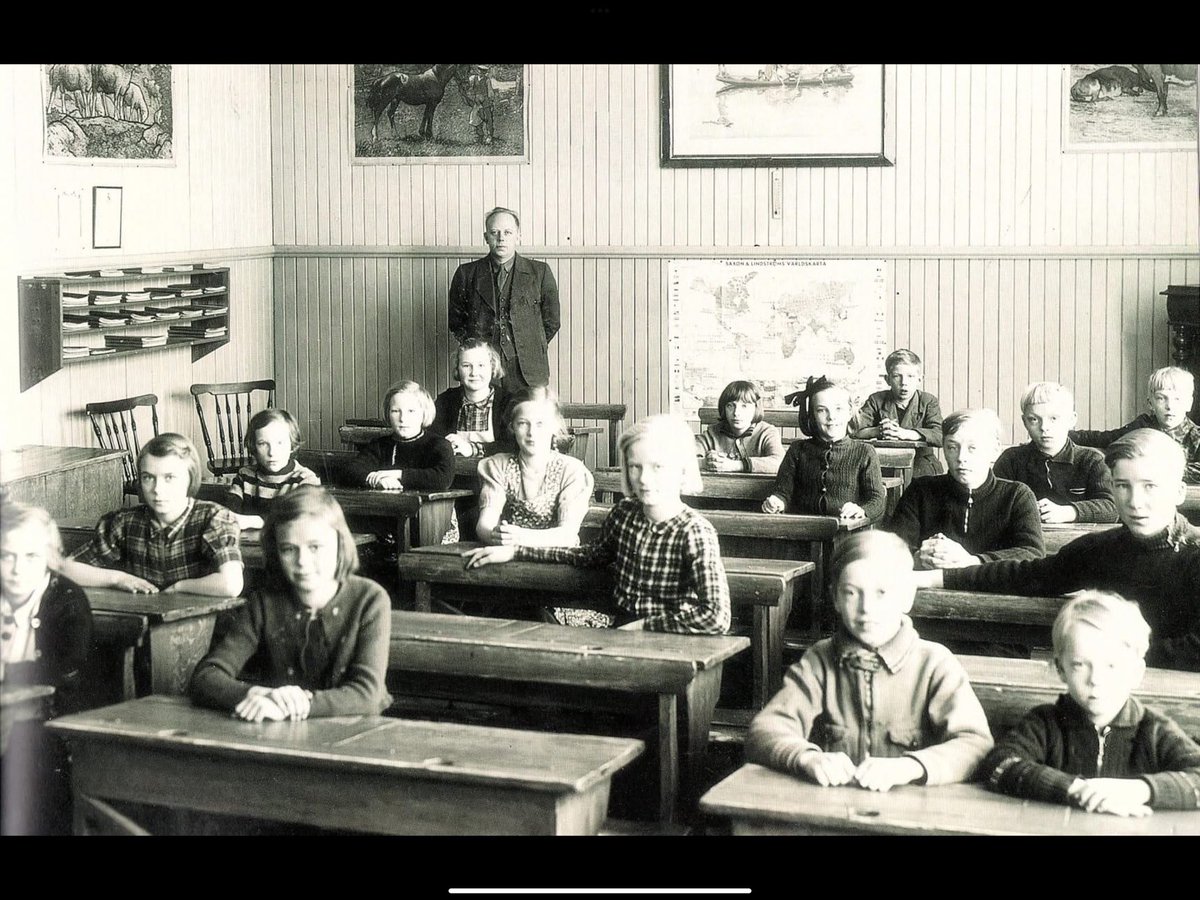 Duvetorps kyrkskola, år 1942, sannolikt en s k B-skola. Vid den tiden och ett par decennier tidigare hade Sverige kanske världens bästa skola.