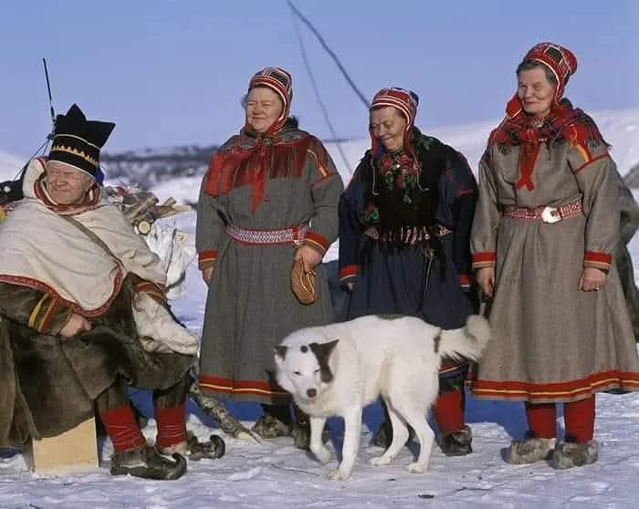 Sami Türkleri; 
4.000 yıldır
İskandinavya'nın Kuzey Kutup Dairesi içinde kalan bölgelerde yaşayan,Turan ailesinin bir koludur.
Günümüzde sayıları 60.000'i bulan Sami'ler Ural dil ailesine bağlı,Sami dili olan Laponca  konuşurlar.

 Yaz Gün Dönümü Mutlu bir hafta sonu olsun 🇹🇷🌿😘