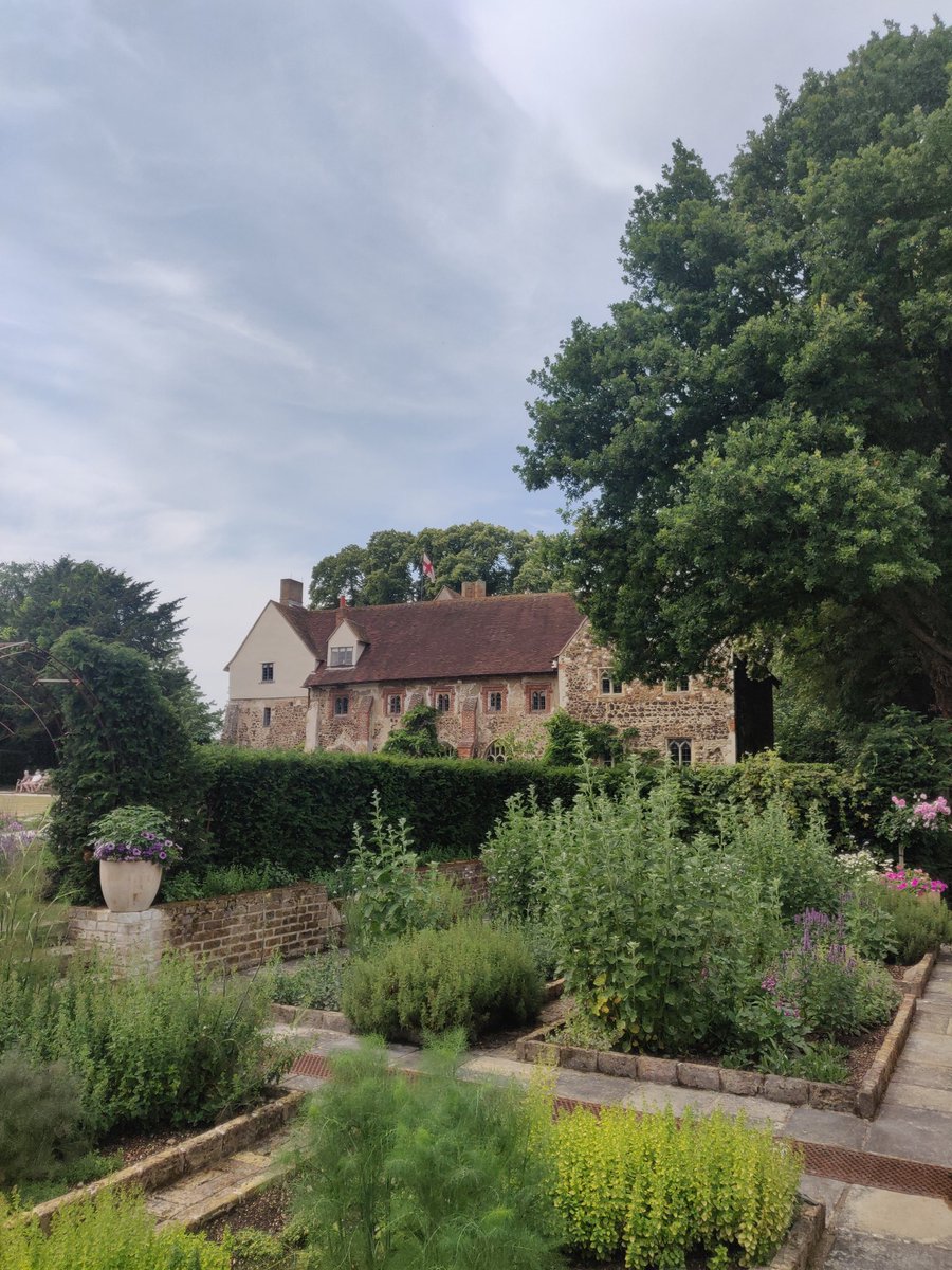 jhaworthauthor's tweet image. A gorgeous morning at Beeleigh Abbey wandering around the most beautiful gardens - I could quite happily move in! 🌺☀️🏵️ #amwritingromance #opengarden