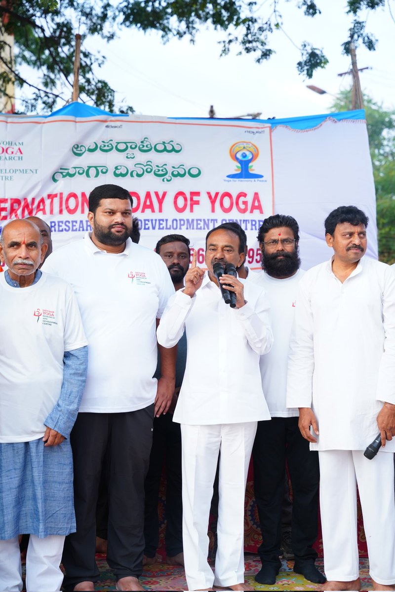Eatala_Rajender's tweet photo. నేడు అంతర్జాతీయ యోగా దినోత్సవం సందర్భంగా.. కుత్బుల్లాపూర్, సుచిత్ర సర్కిల్ లోని శివోహం యోగ రీసెర్చ్ మరియు డెవలప్మెంట్ సెంటర్ వారి అధ్వర్యంలో నిర్వహించిన యోగా కార్యక్రమంలో పాల్గొన్నాను.

#YogaDay2025 #YogaForOneEarthOneHealth #IDY2025 https://t.co/EzOQi0DIhT