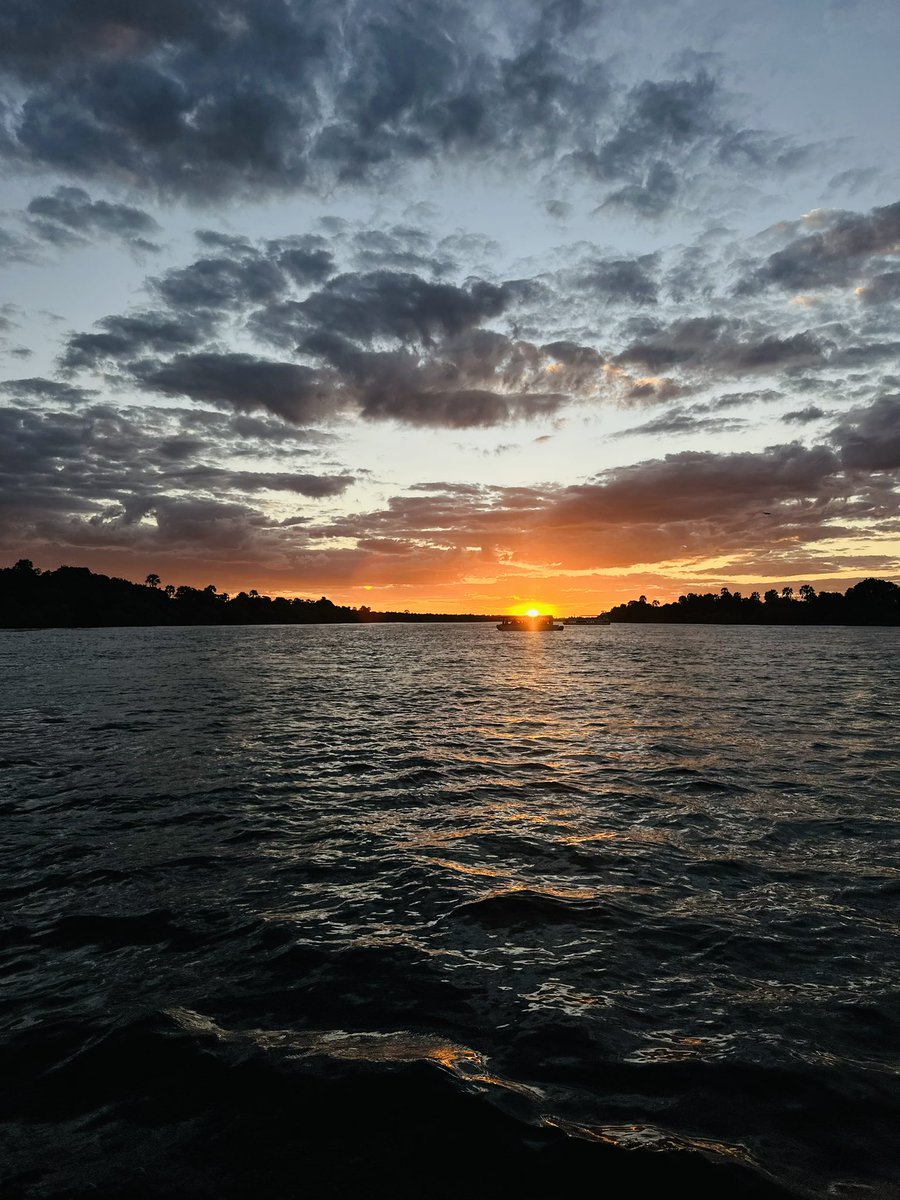 How do you know that small things matter the most to you?
Me: When you start chasing sunsets.

The Zambezi sunset cruise was one of the best experiences I’ve ever had!
Never did I imagine I’d get dressed up, iron a dress, and book a boat cruise just to chase a sunset.

But