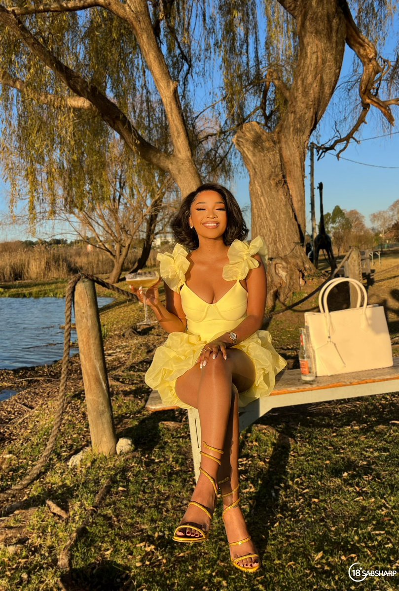 Happy Lethabo (@thabeehappy) on Twitter photo Golden hour vibes with the chicest cooler around 💛✨
I styled this dreamy yellow look to match my fave accessory, the Luxury Handbag Cooler by @BrutalFruitSA.
Style your own 3 looks and tag <a href="/brutalfruitsa/">Brutal Fruit</a> to win one! 🍾💼 #BrutallyBeautiful Golden hour vibes with the chicest cooler around 💛✨
I styled this dreamy yellow look to match my fave accessory, the Luxury Handbag Cooler by @BrutalFruitSA.
Style your own 3 looks and tag <a href="/brutalfruitsa/">Brutal Fruit</a> to win one! 🍾💼 #BrutallyBeautiful