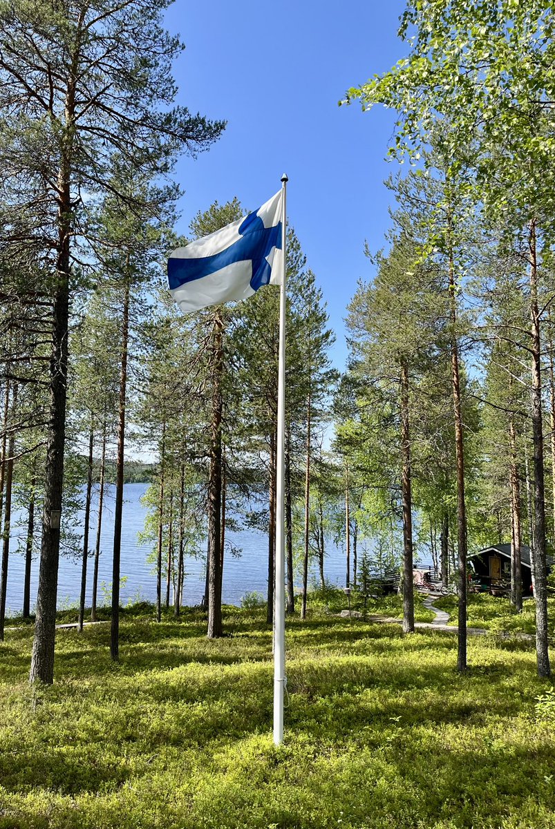 Pieni tuulenvire huomasi, että olin kuvaamisaikeissa. Suomen lippu on niin kaunis, että onhan se esiteltävä hulmuamassa.