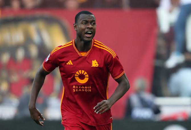 nainggolanszn's tweet image. 🟡🔴 Evan #NDicka has been forced to change his phone number following spam calls from Mikel #Arteta 🤯

The Spaniard has been begging him to join #Arsenal from #ASRoma, but Evan said that he's "not willing to downgrade" and asked "what phase are you on now?" 😂

[@dybalaenjoyer]