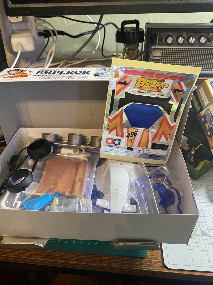 今日の戦利品
またミニ四駆買っちゃった😅
ランクルとエンペラー
子供の室内用にと思ったけど
ランクルは塗装してウェザリングで砂埃、泥表現したいな
エンペラーも窓とかは塗装したいぞっ😎