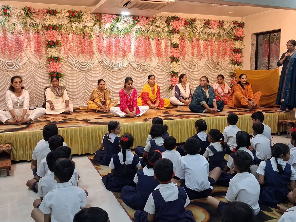 icmrnirwoh's tweet photo. Celebrating #InternationalDayofYoga with energy and enthusiasm!
Our Child Health Clinic team led a yoga session with 300 students &amp; teachers at Shivaji Vidyalaya, Kalachowki to spread awareness on the power of yoga for a healthy lifestyle. 🧘‍♀️🧘‍♂️
#IDY2025 #YogaForOneEarthOneHealth https://t.co/vscWQi1CF9