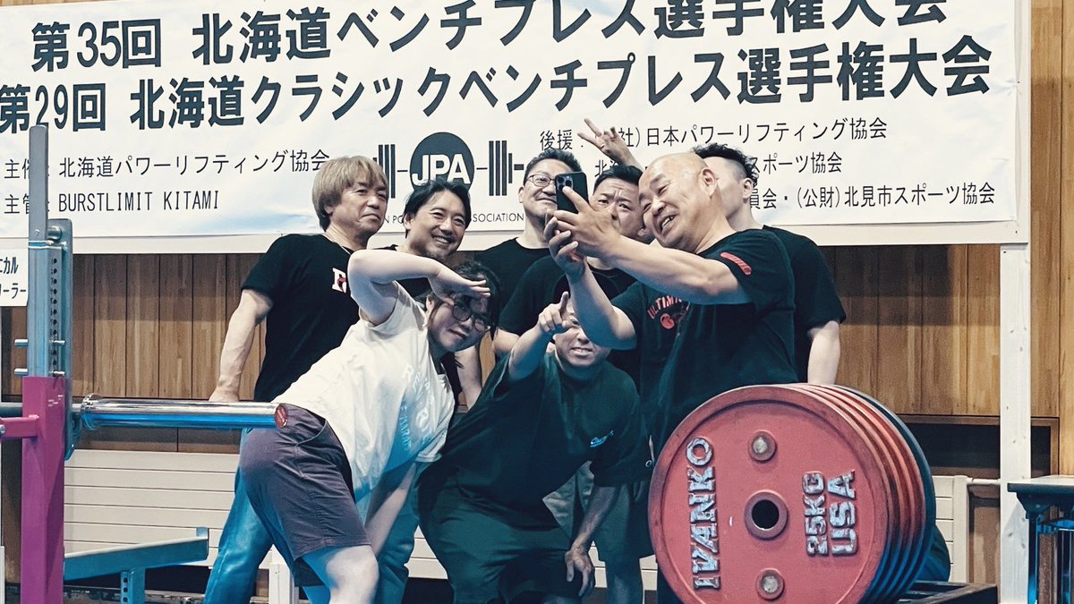 YoSu828's tweet image. 北見の聖地巡礼の後は会場設営のお手伝い😊
BWは🍙とシュークリームと🍫を持って体重計に乗って74.5kg😝
これを胃に入れてゆっくり休みます👍みんなで明日いい大会にしましょう‼️
私も皆んなと焼肉に行きたかった😝
#teamburstlimit
#powerlifting
#benchpress