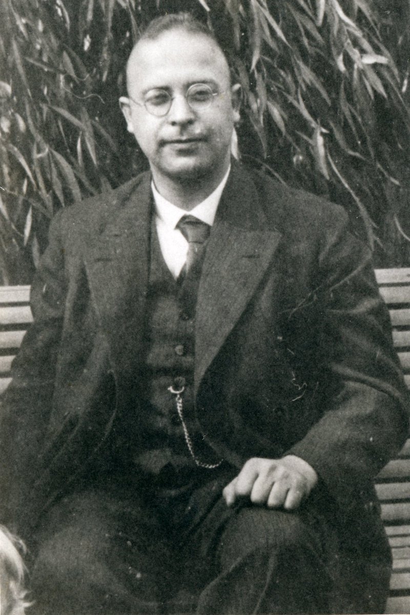 21 czerwca 1903 | W Emden urodził się niemiecki Żyd Erich Bundheim. Kupiec. Wyemigrował do Holandii.

Do #Auschwitz przybył 17 lipca 1942 r. w transporcie 2000 Żydów deportowanych z #Amersfoort i #Westerbork.
Nr 48060
Zginął w obozie 22 sierpnia 1942 r.