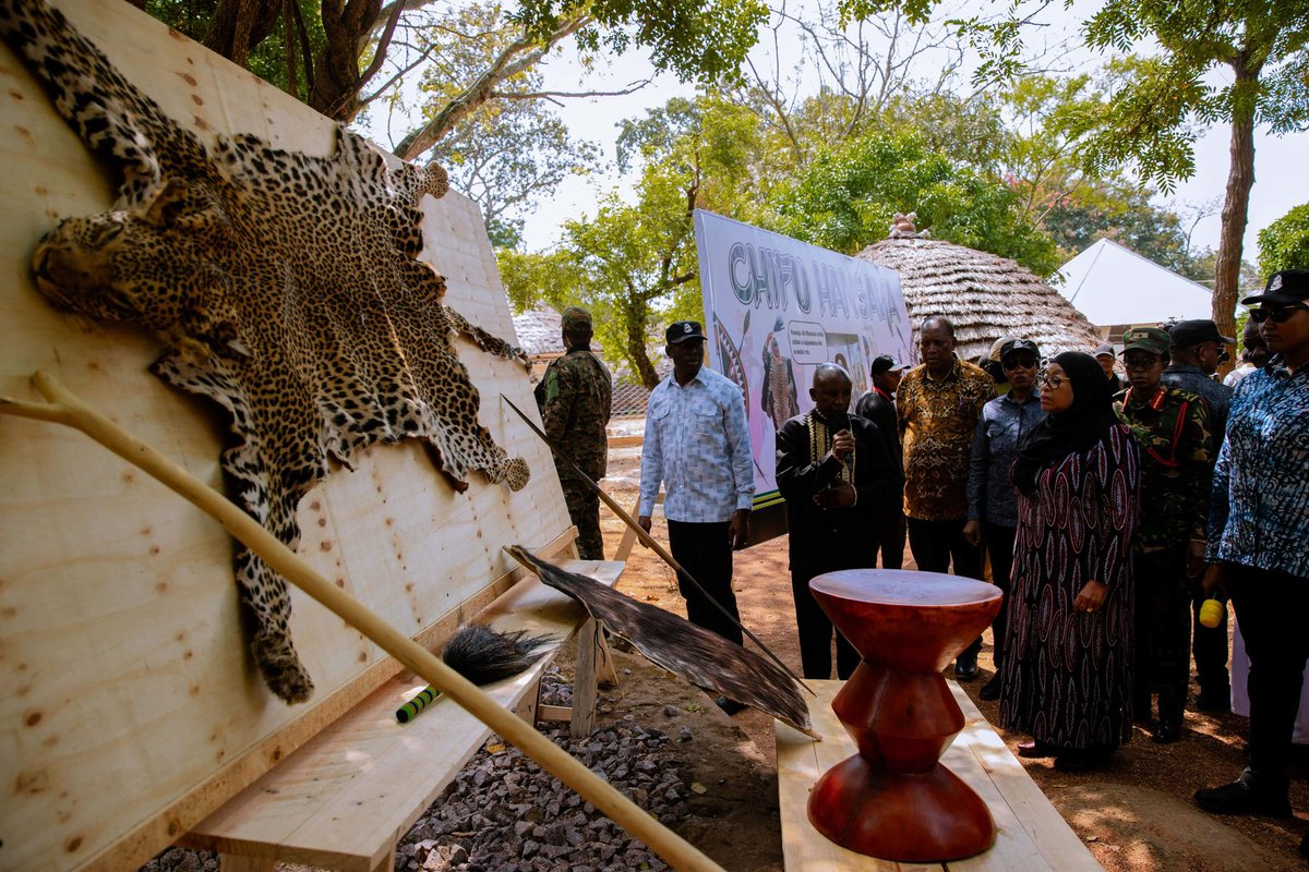ikulumawasliano's tweet photo. Rais wa Jamhuri ya Muungano wa Tanzania, Mhe. Dkt. Samia Suluhu Hassan akitembelea Kituo cha Utamaduni na Makumbusho ya Wasukuma Bujora kujionea shughuli mbalimbali za kabila la Wasukuma, Kisesa Mkoani Mwanza tarehe 21 Juni, 2025. https://t.co/00SD5nyB0Z