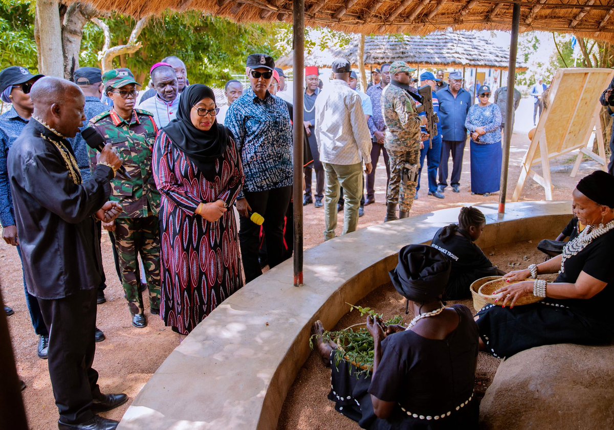 ikulumawasliano's tweet photo. Rais wa Jamhuri ya Muungano wa Tanzania, Mhe. Dkt. Samia Suluhu Hassan akitembelea Kituo cha Utamaduni na Makumbusho ya Wasukuma Bujora kujionea shughuli mbalimbali za kabila la Wasukuma, Kisesa Mkoani Mwanza tarehe 21 Juni, 2025. https://t.co/00SD5nyB0Z