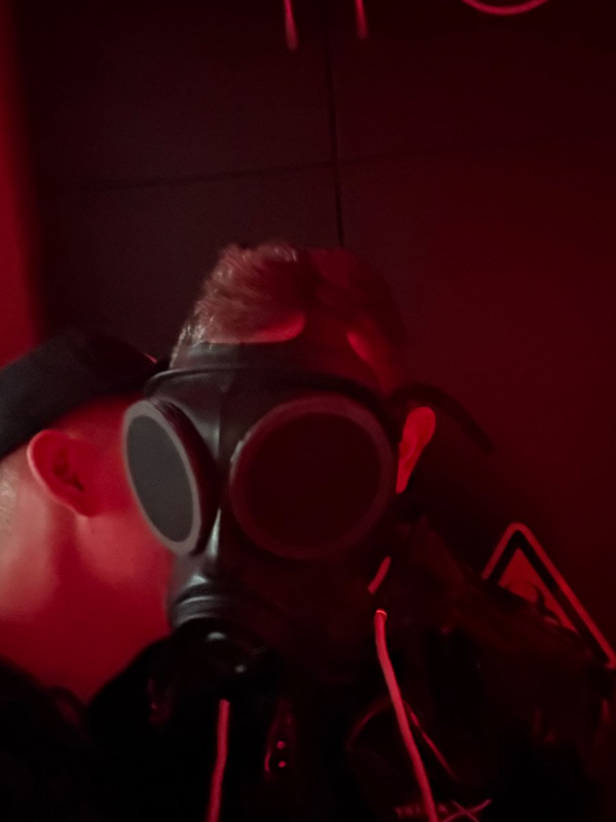 funkykink_98 tweet media