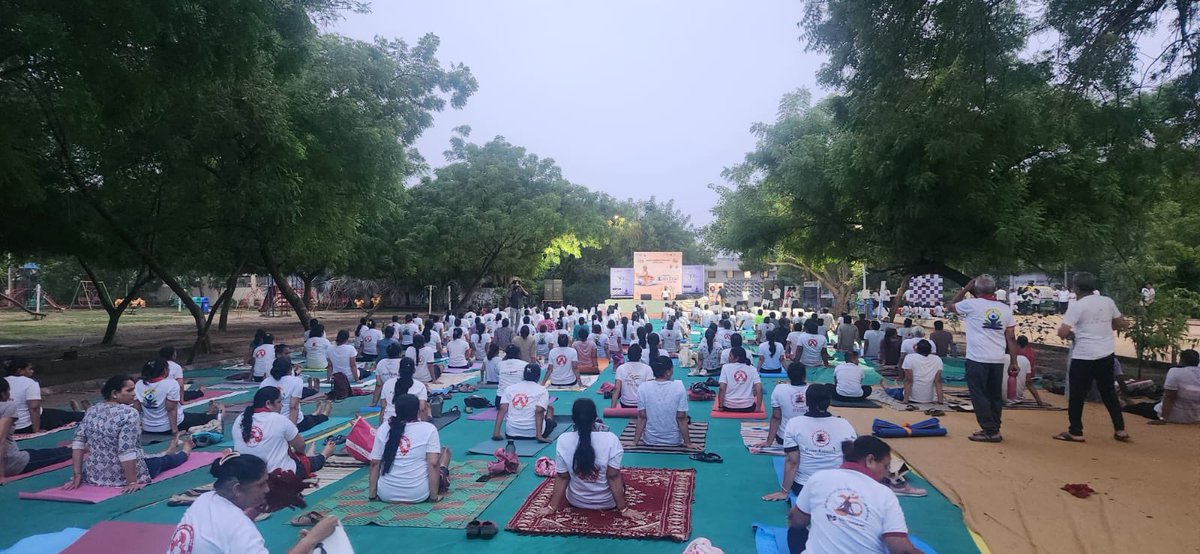 અમદાવાદ મ્યુનિસિપલ કોર્પોરેશન દ્વારા આયોજિત "આંતરરાષ્ટ્રીય યોગ દિવસ"કાર્યક્રમ ઋષિકેશ રામાણી ગાર્ડન નિકોલ ખાતે યોજાયો હતો. જેમાં મોટી સંખ્યામાં નગરજનો એ ભાગ લીધો હતો.