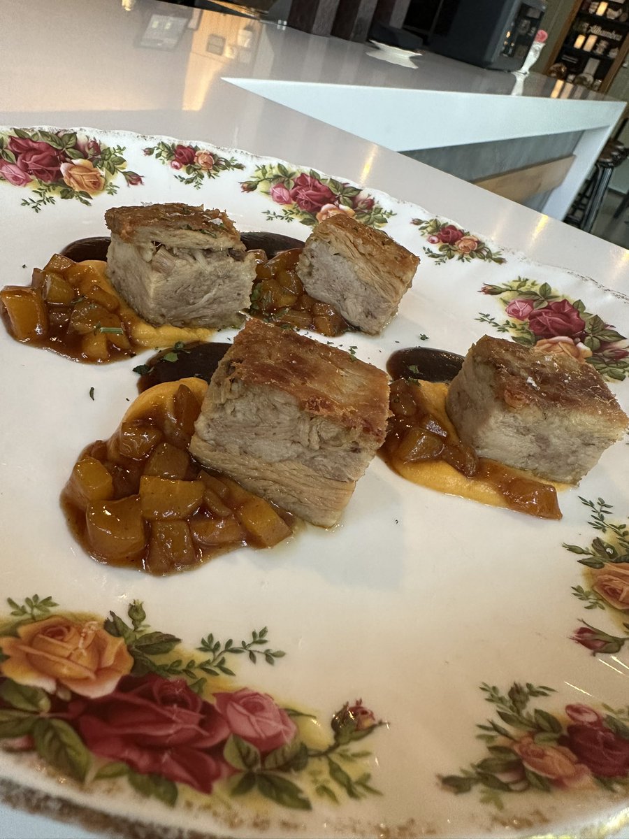 Cochinillo confitado con emulsión de boniato asado, coco, curry rojo y salsa de tamarindo

#GastroLAVA #valladolid