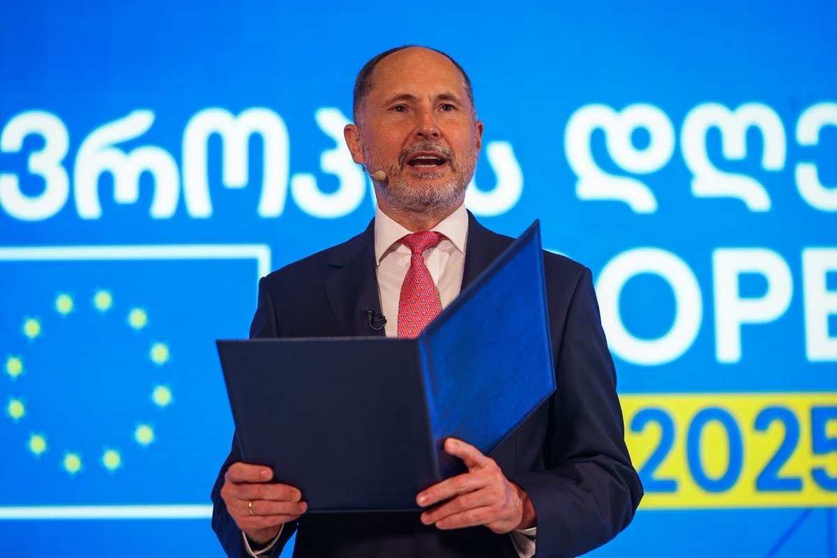 EUinGeorgia's tweet image. 🇪🇺 “We’re happy to celebrate #EuropeDay in Batumi — a region known for its history, traditions, diversity & harmony.
🇬🇪 The EU-Georgia partnership is strong. Just look around & see what we’ve built #ertad — in your cities, your villages.” 💙