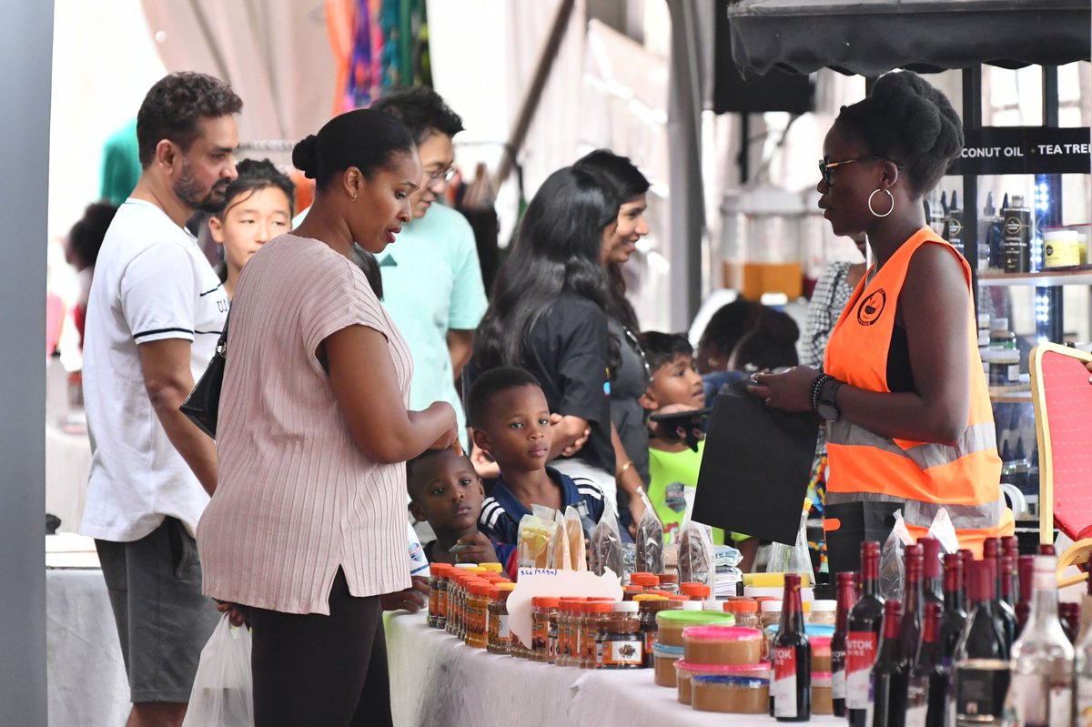 The 𝐂𝐫𝐞𝐚𝐭𝐢𝐯𝐞 𝐇𝐮𝐬𝐭𝐥𝐞𝐫𝐬' 𝐁𝐚𝐳𝐚𝐚𝐫 is showcasing Uganda's creative talents, stimulating the creative economy, forging partnerships, and creating job opportunities for young Ugandan creatives.

#CreativesBazaar