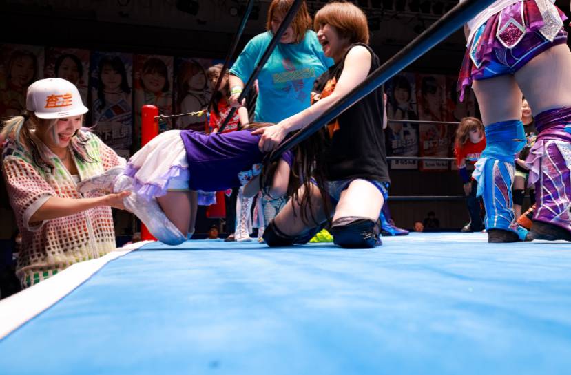 #雨のちリボン2025
思い出しました。 
勝手に手を挙げられただけではなく、エンディングリングインする足を🐾引っ張られ、、、

そして
最後にかつがれて退場。
↑↑↑この写真は無いのですが、ほんとうです、、、
どなたか📷撮っていませんか？
 #iceribbon
 #ウナギ・サヤカ  さんとの初対面😡