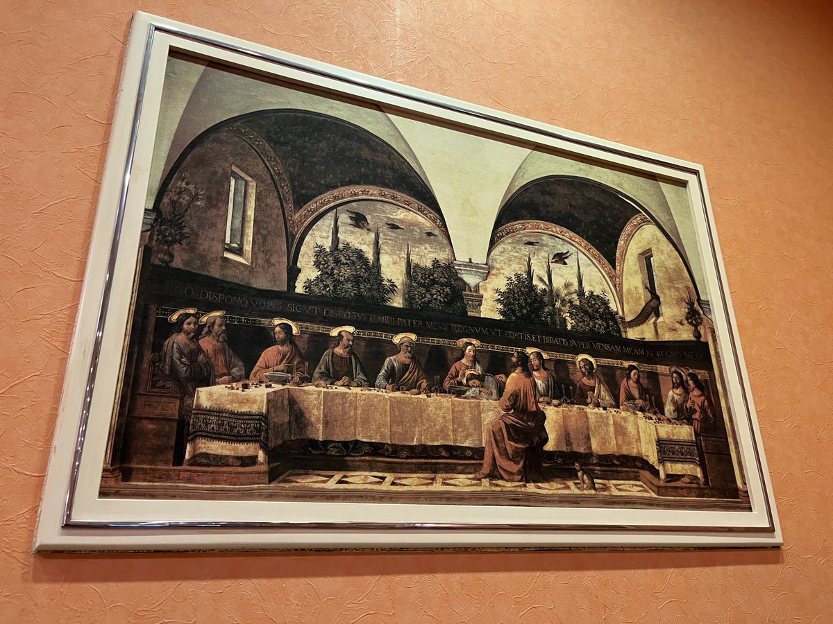 高級イタリアンレストランは絵画も立派だ…