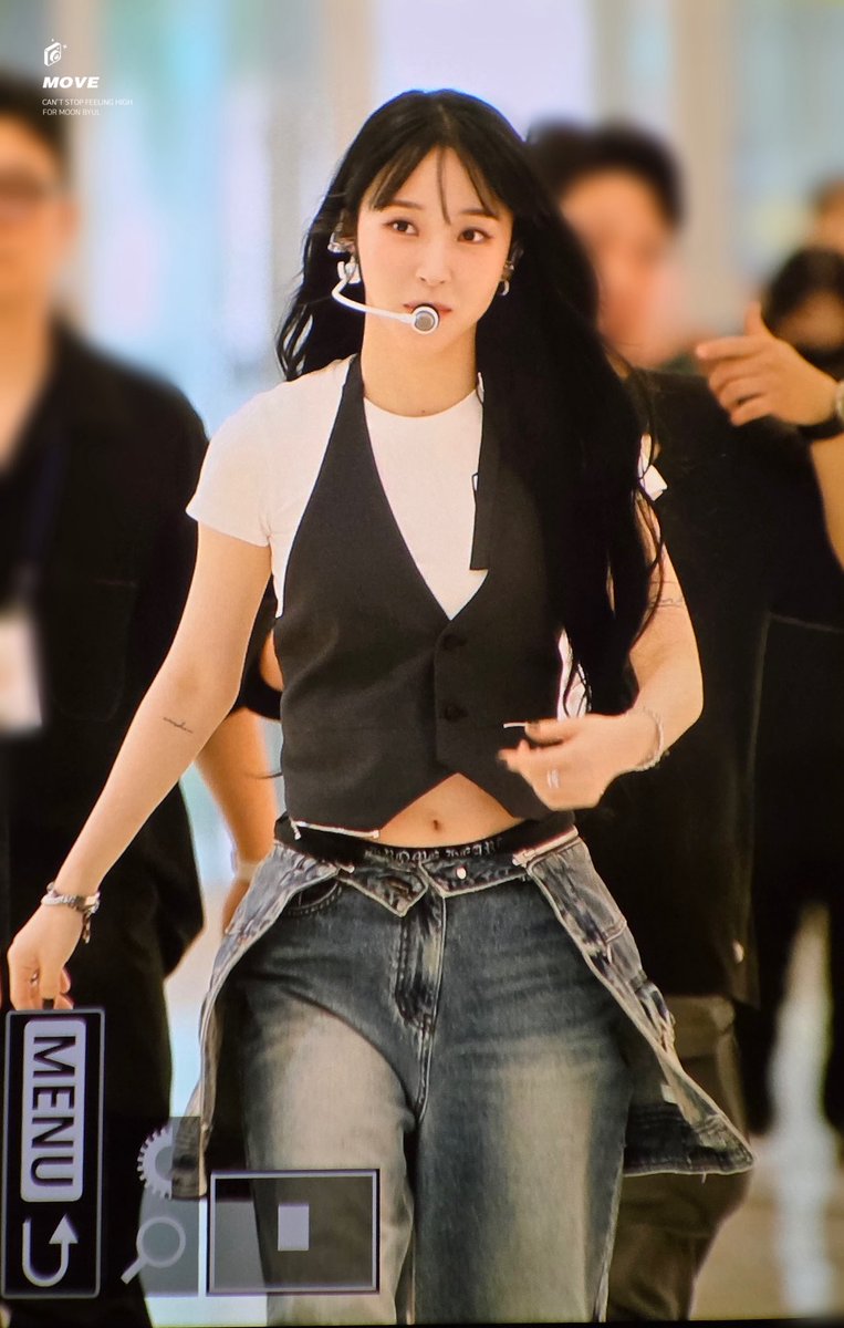 Move_0619's tweet photo. 250621 버스킹 프리뷰
 
Oh 요 정 등 장 Oh

#마마무 #문별 #MAMAMOO #MOONBYUL https://t.co/MeKySA8egd