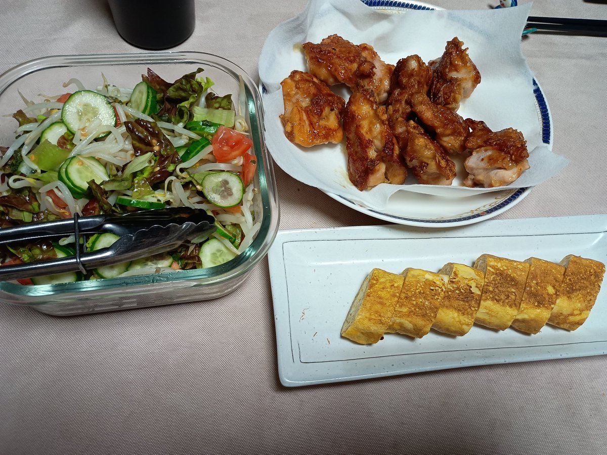 chibimedaka's tweet photo. どう見ても居酒屋ご飯……
車運転するかもだから、飲めないんだなぁ

 #ビール好き 
 #からあげ 
 #だし巻き玉子
 #サラダ
 #飲んだら乗るな https://t.co/EeZneTgVb0