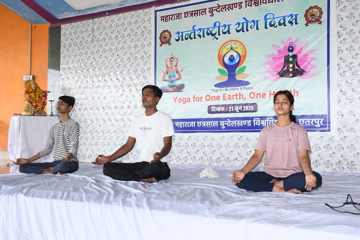 अंतरराष्ट्रीय योग दिवस के अवसर पर MCBU में प्रातः 6 बजे से भव्य योग अभ्यास कार्यक्रम आयोजित हुआ।
कुलगुरु प्रो. शुभा तिवारी की अध्यक्षता में विद्यार्थियों, अधिकारियों, प्राध्यापकों व एनएसएस स्वयंसेवकों ने उत्साहपूर्वक भाग लिया। 
योग, वाणी और कर्म में समता और संतुलन की साधना है।