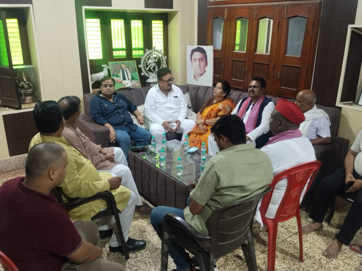 drjitendraydv's tweet photo. समाजवादी पार्टी के संस्थापक सदस्य व मा0 नेता जी के साथी रहे पूर्व सांसद स्व0 श्री छोटे सिंह यादव जी के घर जाकर पूर्व विधान परिषद सदस्य/ समाजवादी पिछड़ा वर्ग के प्रदेश अध्यक्ष श्री राजपाल कश्यप जी व समाजवादी पार्टी के वरिष्ठ नेता बड़े भाई श्री सरल दुबे जी,पूर्व विधायिका श्रीमती उर्मिला राजपूत जी, पूर्व प्रदेश सचिव समाजवादी पार्टी श्री नागेन्द्र शाक्य जी, श्री यूनिस अंसारी जी, श्री आदेश यादव जी के साथ श्रद्धांजलि अर्पित की ।
ॐ शांति!