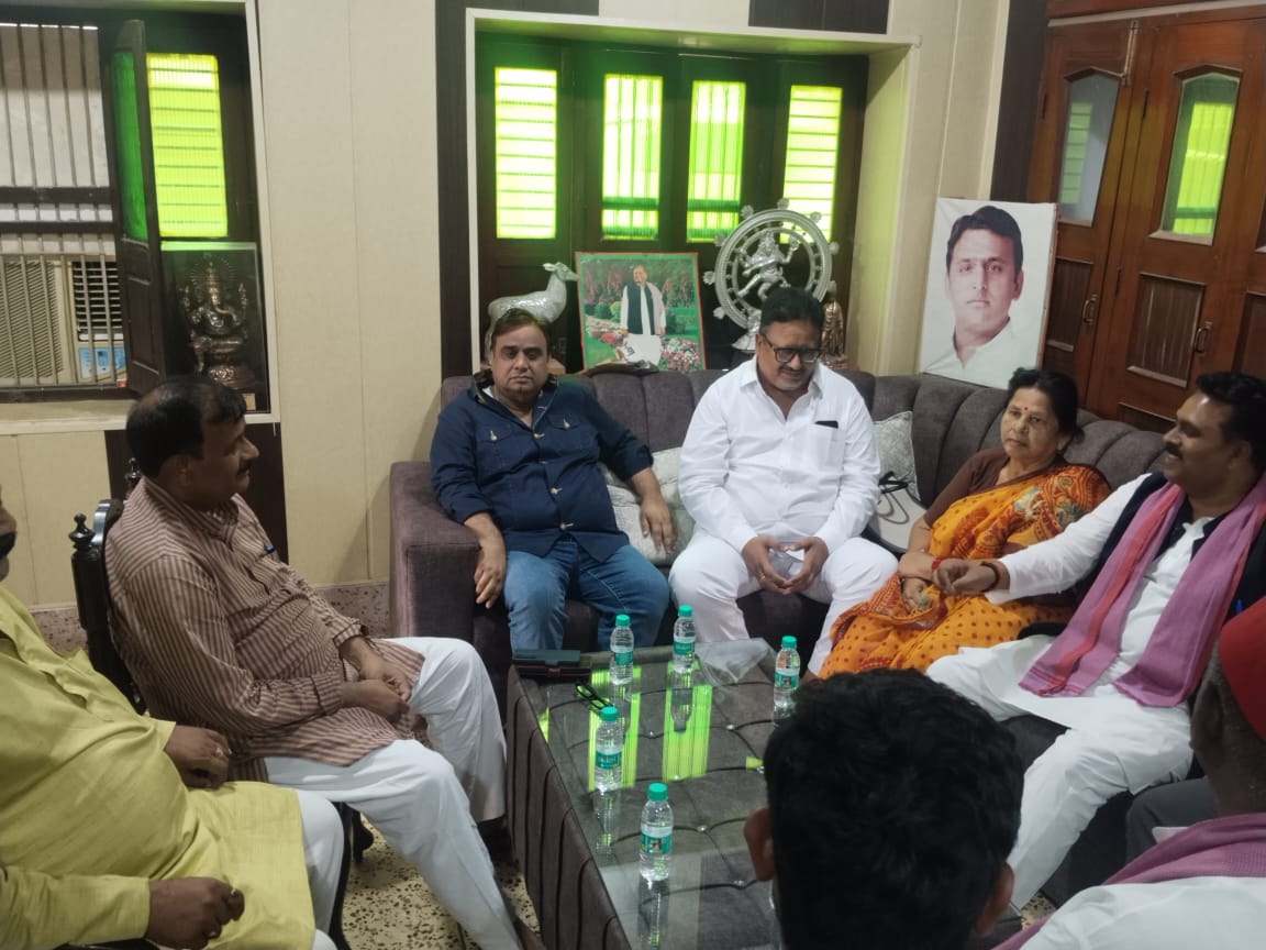 drjitendraydv's tweet photo. समाजवादी पार्टी के संस्थापक सदस्य व मा0 नेता जी के साथी रहे पूर्व सांसद स्व0 श्री छोटे सिंह यादव जी के घर जाकर पूर्व विधान परिषद सदस्य/ समाजवादी पिछड़ा वर्ग के प्रदेश अध्यक्ष श्री राजपाल कश्यप जी व समाजवादी पार्टी के वरिष्ठ नेता बड़े भाई श्री सरल दुबे जी,पूर्व विधायिका श्रीमती उर्मिला राजपूत जी, पूर्व प्रदेश सचिव समाजवादी पार्टी श्री नागेन्द्र शाक्य जी, श्री यूनिस अंसारी जी, श्री आदेश यादव जी के साथ श्रद्धांजलि अर्पित की ।
ॐ शांति!
