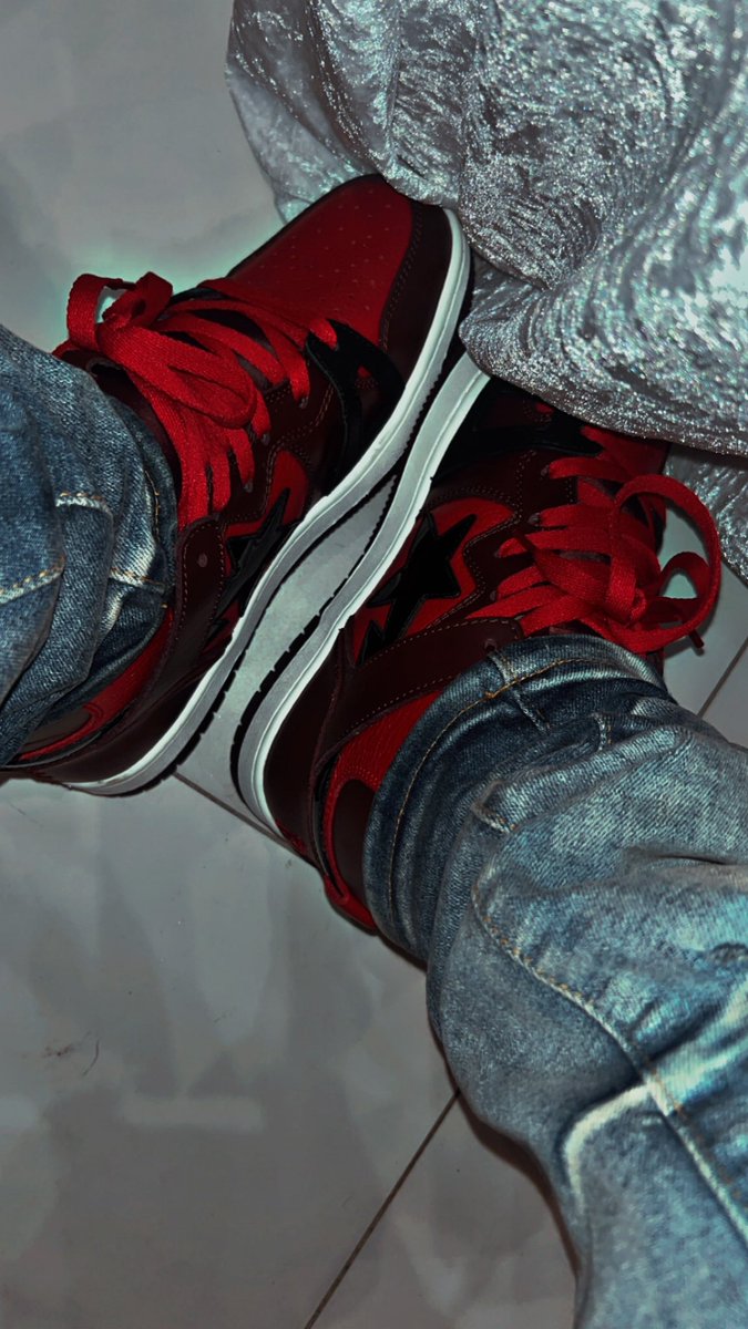djlyrical90's tweet photo. Theses ain’t no dunks babe theses some Mf bathing apes https://t.co/IJKdBboehd