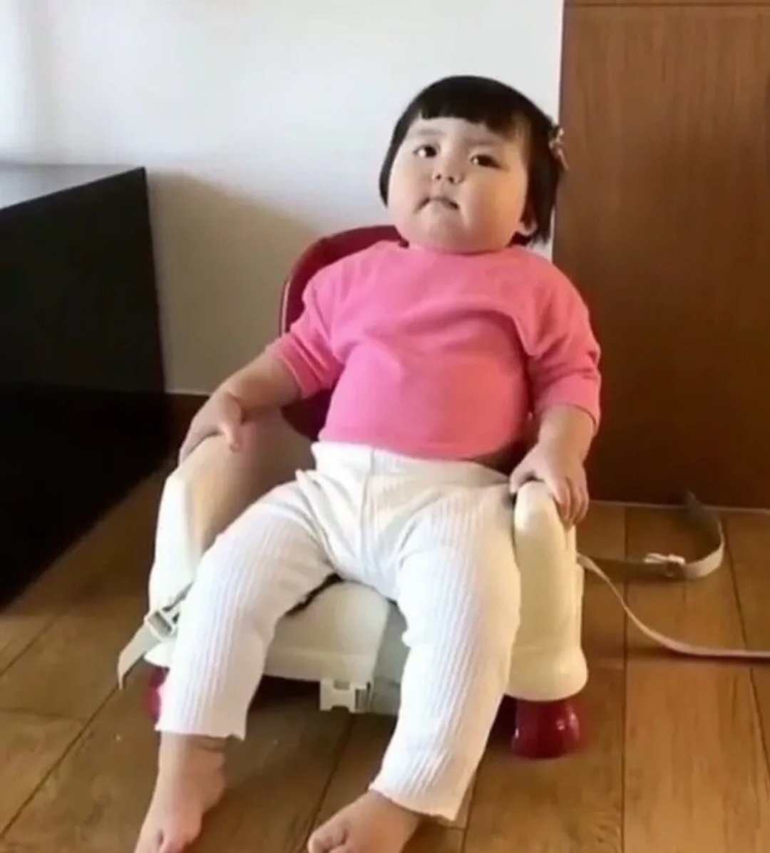 Karneleri dağıtmış öğretmen rahatlığıı.