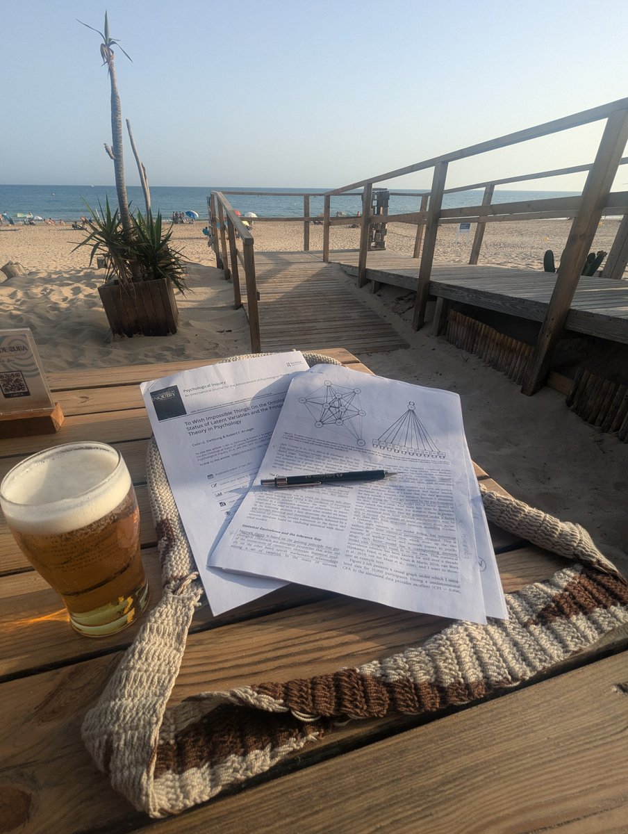 Paraiso Imperfecto

Es cierto, dijo mecánicamente el hombre, sin quitar la vista de las llamas que ardían en la chimenea aquella noche de invierno; en el Paraíso hay amigos, música, algunos libros; lo único malo de irse al Cielo es que allí el cielo no se ve.

Augusto Monterroso