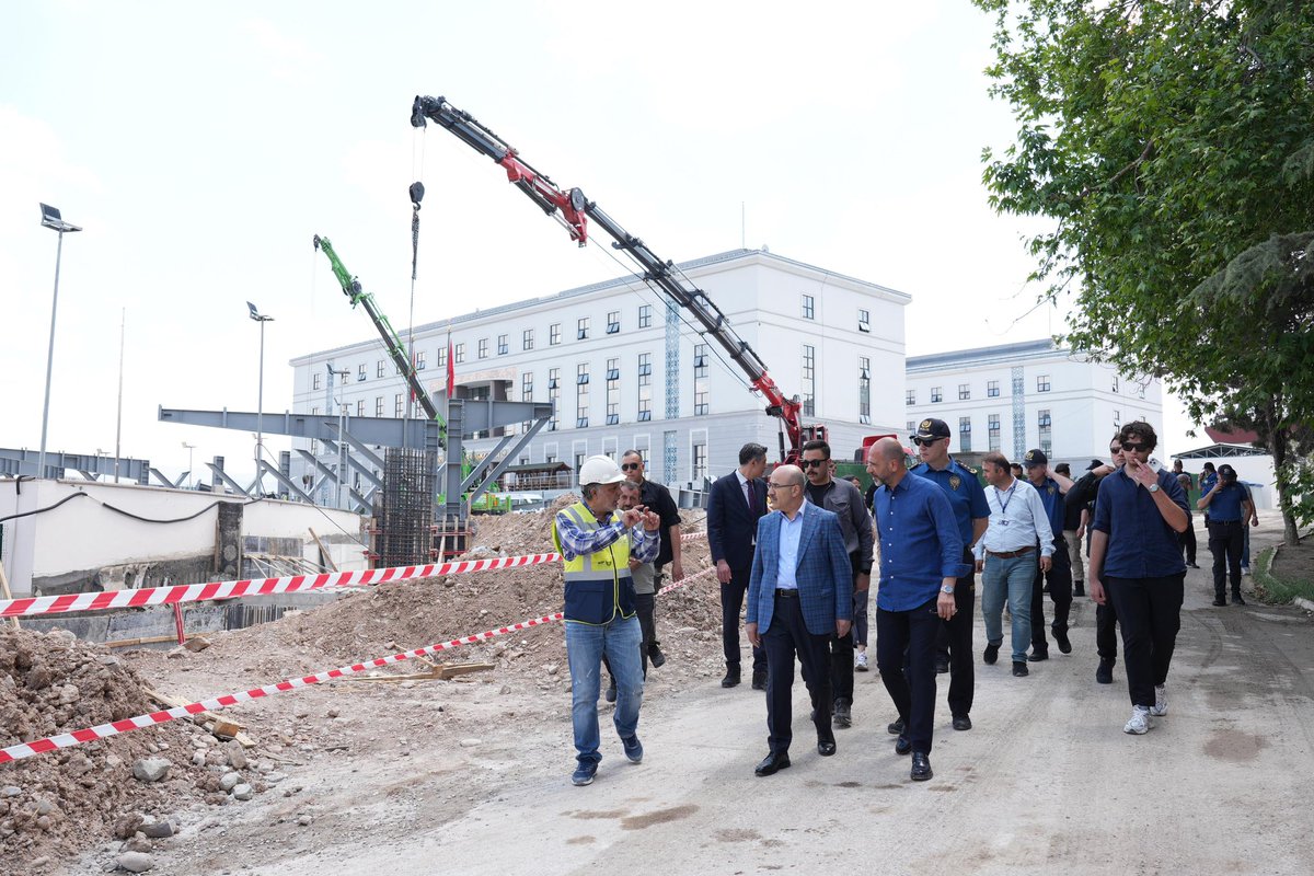 Teşkilatımızın gözbebeği, geleceğin kahraman polislerini yetiştiren #PolisAkademisi’ni ziyaret ettik. Yürütülen çalışmaları yerinde inceleyerek değerli personelimizle bir araya geldik. 

📍Ankara