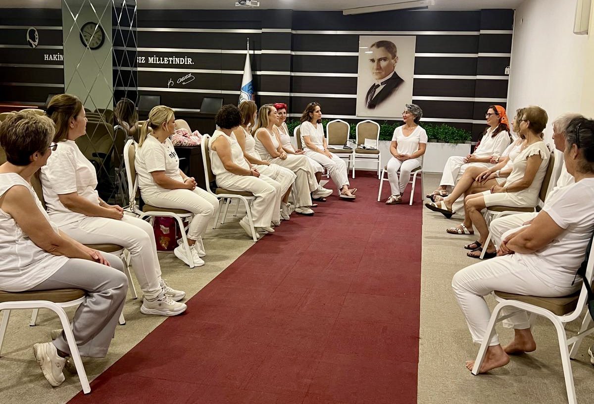 Kadın Danışma Merkezimiz tarafından, Sevda Kılıçaslan’ın moderatörlüğünde gerçekleştirilen Neşeli İyi İnsanlar Atölyesi'nde; ruh, beden ve zihin sağlığını destekleyen nefes çalışmaları, kahkaha terapisi ile ritim ve hareket egzersizlerini komşularımızla birlikte deneyimledik.