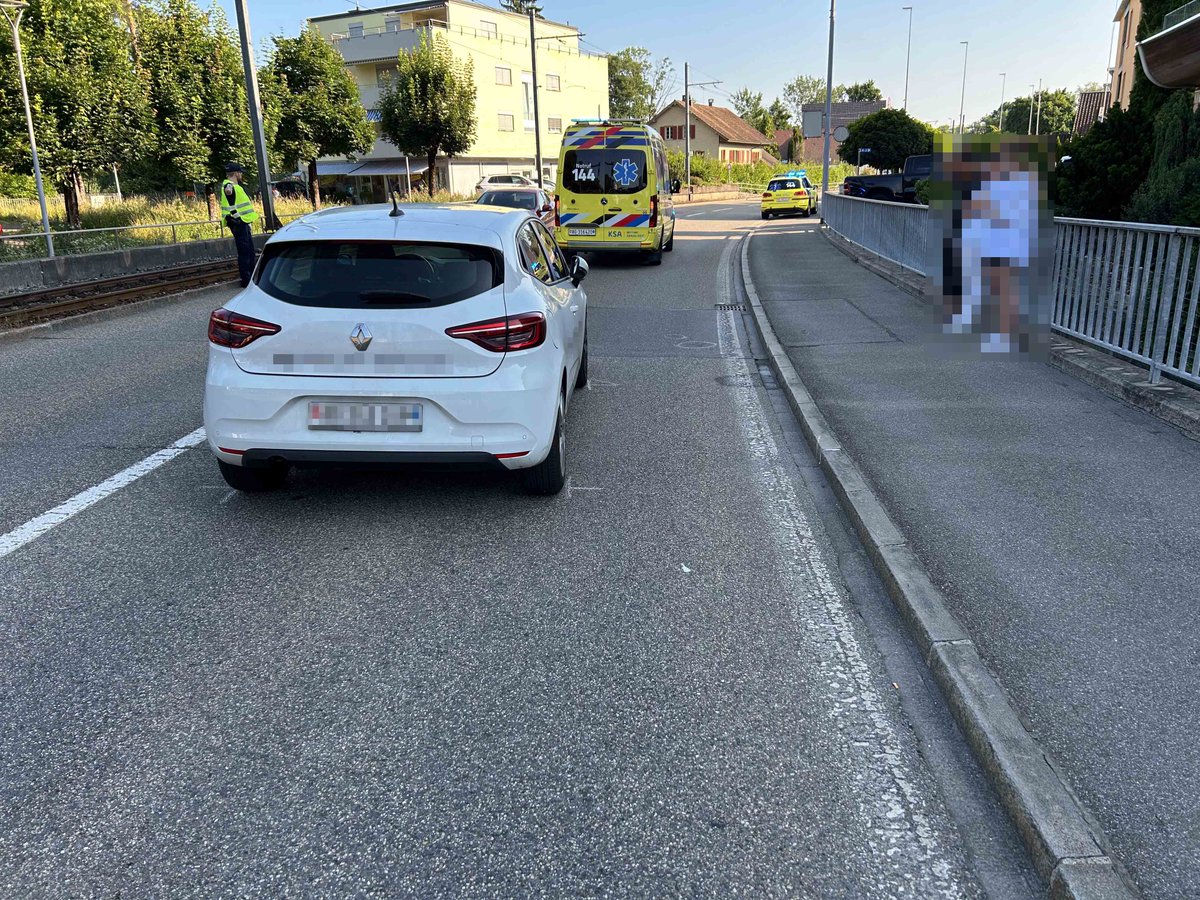 Oberentfelden: Fussgänger durch Kollision mit PW schwer verletzt
Am Freitagmorgen kollidierte ein Autofahrer mit einem Fussgänger auf der Aarauerstrasse. Der Fussgänger wurde dabei schwer verletzt. Die Kantonspolizei hat die Ermittlungen aufgenommen. 
ag.ch/oberfu