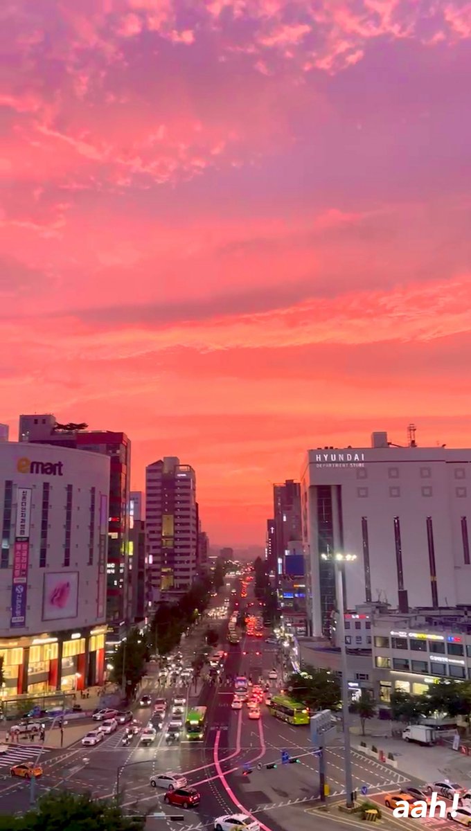 aah_education's tweet image. 空は燃えるような赤に染まり、パリの街並みの向こうに日が沈んでいった。 まるでこんなヘミングウェイの日はまた昇るの描写そのもののソウル新村の風景です。
こんなにも真っ赤な空は、思わず見上げている人も多かったです。