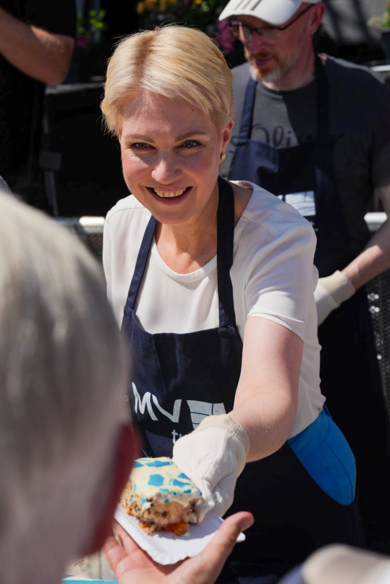 Mit Torte, Sonnenschein, vielen Bürgerinnen und Bürgern und guter Laune: Der MV-Tag 2025 ist eröffnet 🥳 #Greifswald