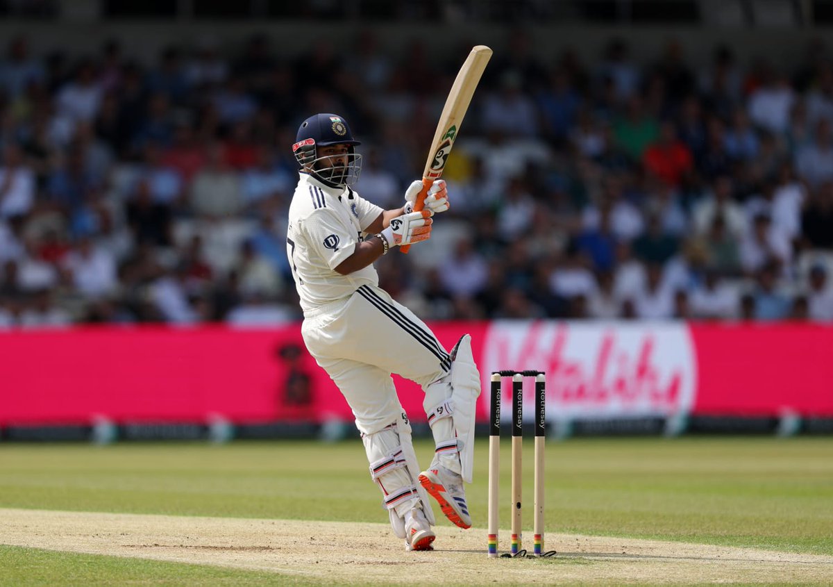 One handed six to bring up 7th Hundred, 3rd in England, already a modern great in tests.
Rishabh Pant you beauty ❤️

#INDvsENG