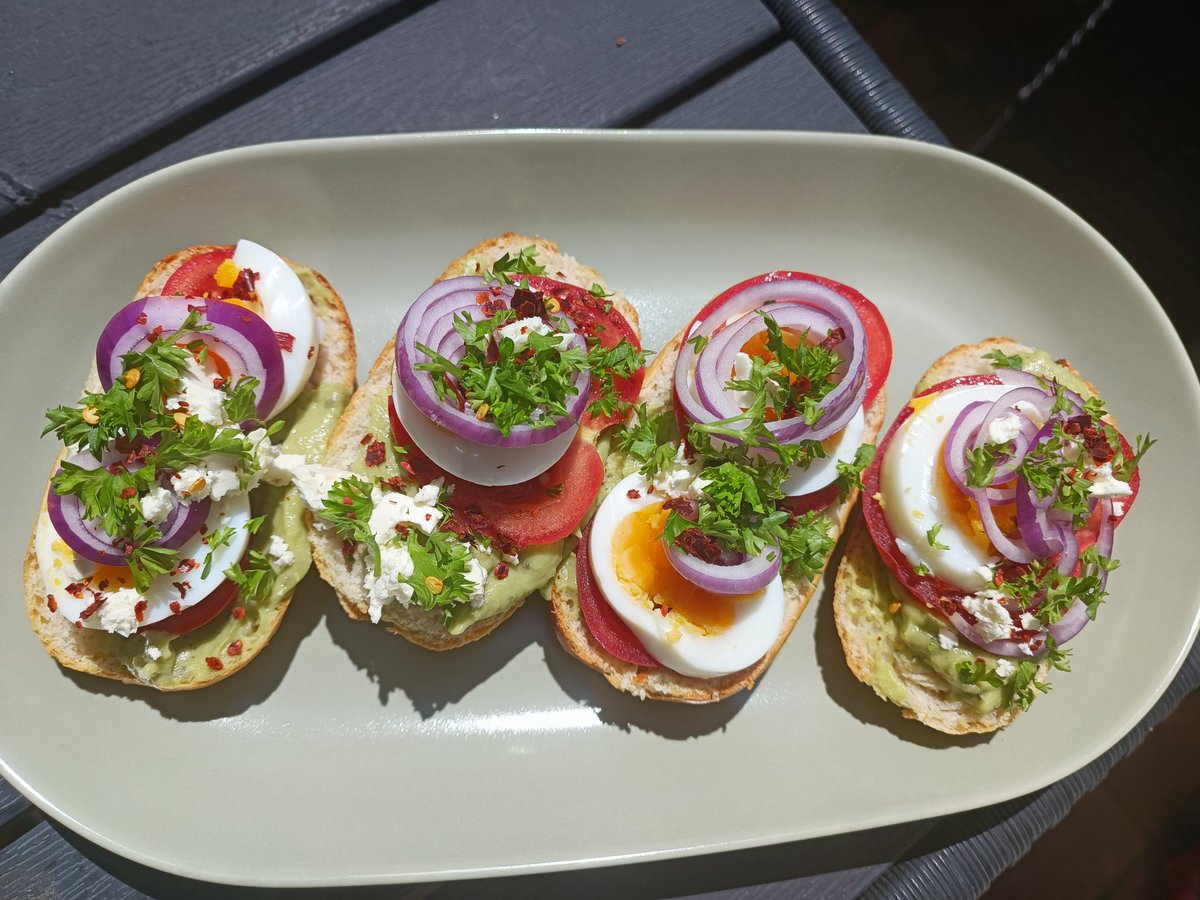 TimmyMontana_23's tweet image. Frühstück ist die erste Mahlzeit des Tages.
Und wenn das um halb 2 ist ,dann ist Frühstück eben um halb 2.

Guten!