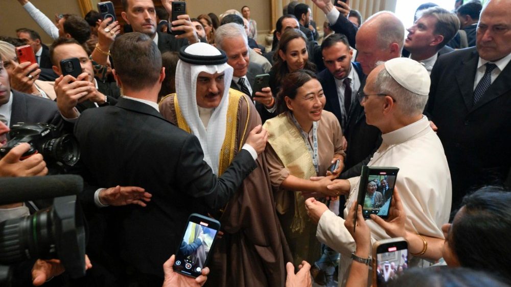 📣 "Power is not domination, but service"
Pope Leo XIV reminds the world's parliamentarians that true leadership means serving the common good, upholding human dignity, and building peace. 🌍🤝

#PopeLeoXIV #Jubilee2025 #PoliticsWithValues #CommonGood #Service #Vatican