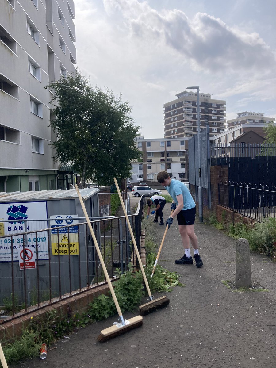 artilleryyc's tweet image. Out this morning in the heat, cleared up the old barrack wall at Lepper Street and an overgrown patch at the top of the New Lodge. Hard shift this morning, lads are learning how to work…
