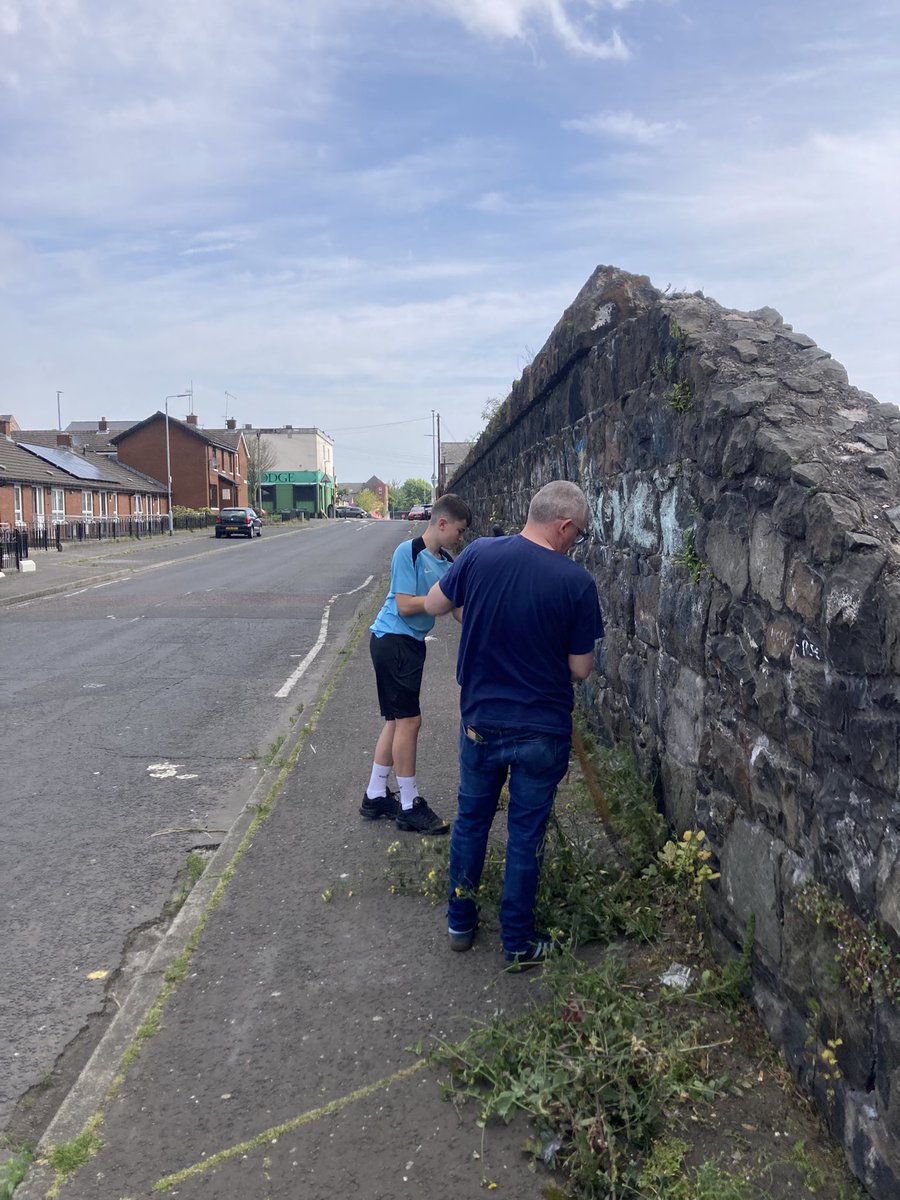 artilleryyc's tweet image. Out this morning in the heat, cleared up the old barrack wall at Lepper Street and an overgrown patch at the top of the New Lodge. Hard shift this morning, lads are learning how to work…