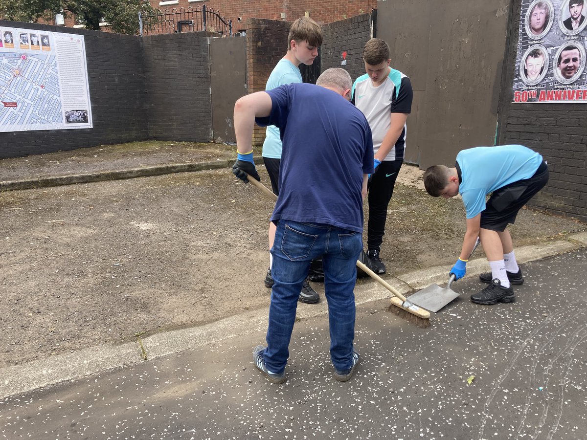 artilleryyc's tweet image. Out this morning in the heat, cleared up the old barrack wall at Lepper Street and an overgrown patch at the top of the New Lodge. Hard shift this morning, lads are learning how to work…