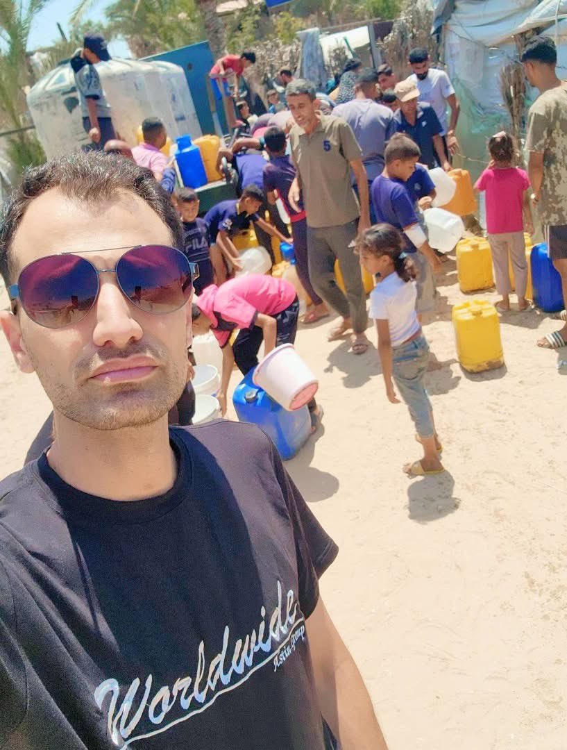 The second patriotic and committed artist to be assassinated within 24 hours in Gaza: activist and satirical artist Mahmoud Khamees Sharab has been killed.
Yesterday, the Israeli occupation assassinated national artist Mohammad Radwan, known as “Kazem.”